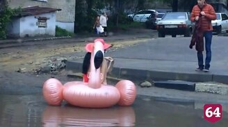 Женское самовыражение в луже - смотреть видео (1:01)