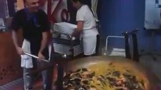 Мастер обращения с гигантской сковородой - смотреть видео (0:27)