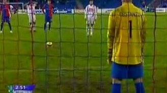 Такое в футболе бывает крайне редко - смотреть видео (1:24)