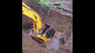 Экскаватор провалился в канализацию - смотреть видео (0:25)