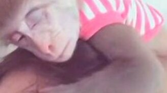 Обезьянка обследует девушку - смотреть видео (3:41)