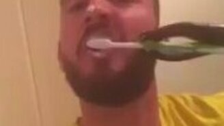 Терпеливая девушка и палка-хваталка у её парня - смотреть видео (3:43)