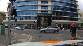 Агрессивный пешеход получил по заслугам - смотреть видео (0:20)