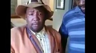 Пародирует звуки скотного двора - смотреть видео (1:12)