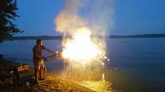 Минипушка пуляет фейерверками - смотреть видео (1:21)