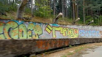 Велосипедист на заброшенной олимпийской трассе - смотреть видео (2:26)