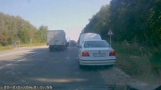 Как помочь цыганам починить машину - смотреть видео (1:52)