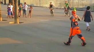 Клоун в аэропорту смешит людей - смотреть видео (9:55)