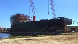 Остерегайтесь спускающегося на воду судна - смотреть видео (0:50)