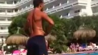 Подвижный задорный инструктор - смотреть видео (2:13)