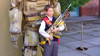 Робот на последнем звонке - смотреть видео (1:35)