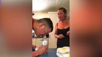 Мама разоблачила розыгрыш сына - смотреть видео (1:32)