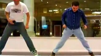 Прыгают по клавишам - смотреть видео (0:33)