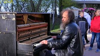 Душевная игра уличного пианиста - смотреть видео (4:15)