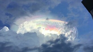 Уникальное свечение в облаке - смотреть видео (0:44)