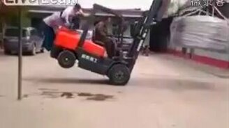 Втроём против перегруженного погрузчика - смотреть видео (0:12)