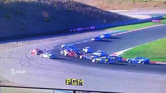 Чудное ДТП на спортивной гонке - смотреть видео (0:13)
