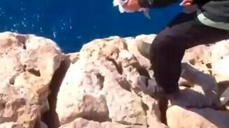 Угостили большую рыбу маленькой - смотреть видео (0:54)