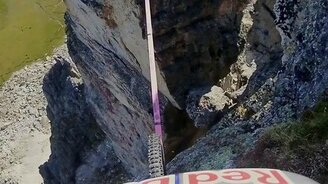 Проехал на канате на велике над пропастью - смотреть видео (0:53)