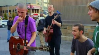 Позитивный уличный музыкальный коллектив - смотреть видео (3:23)