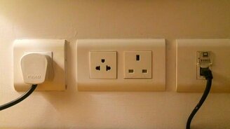 Как воспользоваться английской розеткой без переходника - смотреть видео (0:51)