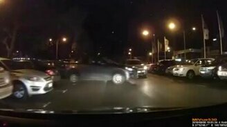 Балет двух женщин на парковке - смотреть видео (0:36)