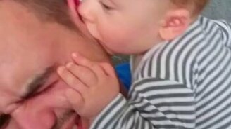 Папино ухо - самое вкусное! - смотреть видео (0:47)