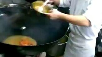 Выносливый и ловкий повар - смотреть видео (2:38)