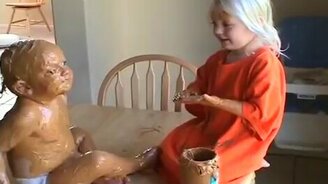 Намазала братика сладким маслом - смотреть видео (1:55)