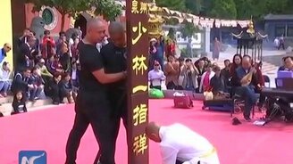 Стойка на пальце руки - смотреть видео (0:30)