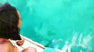 Вот ваш смартфон, барышня! - смотреть видео (0:12)