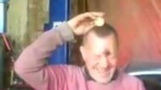 Разыграли с яйцом на голове - смотреть видео (1:45)