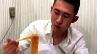 Как удобно есть лапшу палочками - смотреть видео (0:30)