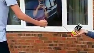 Пыхнул в лицо огнём - смотреть видео (0:11)