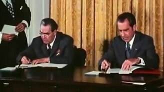 Брежнев и Никсон дурачатся - смотреть видео (2:34)