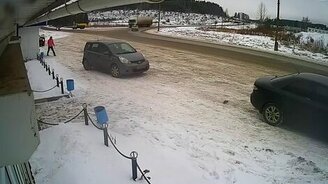 Девушка увернулась от колеса - смотреть видео (0:20)