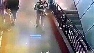 Подхватил падающего ребёнка - смотреть видео (0:35)