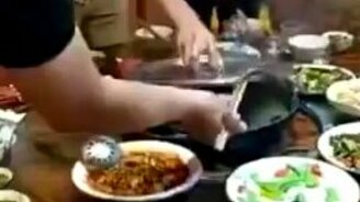 Как непросто съесть угря - смотреть видео (0:48)