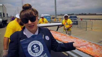 Самая длинная в мире пицца - смотреть видео (2:04)