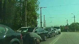 Везучий котёнок на дороге - смотреть видео (0:49)