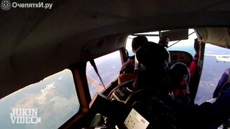 Удачное приземление после крушения самолёта - смотреть видео (1:32)