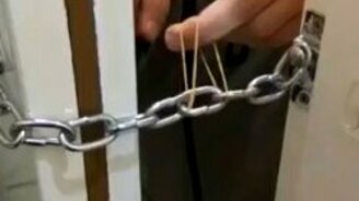 Как открыть дверь на цепочке - смотреть видео (0:53)