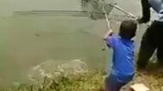 Большой улов маленького рыбака - смотреть видео (0:40)