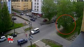 Остановил неуправляемый автомобиль - смотреть видео (0:59)