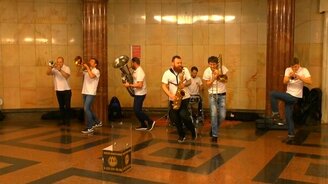 Задорная музыка в метро - смотреть видео (6:12)