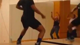 Танцы под звуки сигнализации - смотреть видео (0:15)