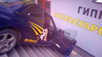 Врезалась в магазин - смотреть видео (0:35)