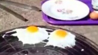 Яичница на канализационном люке - смотреть видео (2:02)