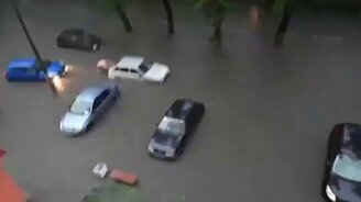 Мужчина в трусах спасает свою машину - смотреть видео (0:50)