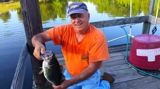 Ловля рыбы руками - смотреть видео (0:50)